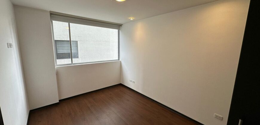 Vendo Departamento, Dos Dormitorios, Tres Baños, Parqueadero. Sector El Batan