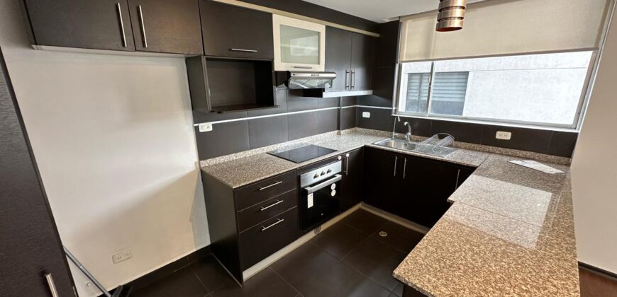 Vendo Departamento, Dos Dormitorios, Tres Baños, Parqueadero. Sector El Batan