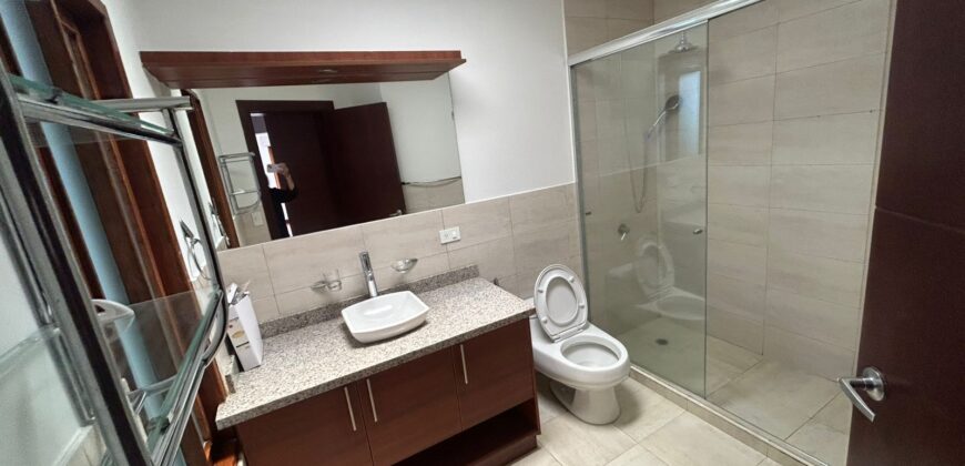 Rento Casa con Piscina, Cuatro Dormitorios, Urb. Privada. Sector Rancho San Francisco