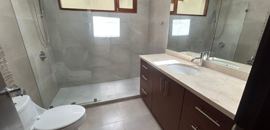 Rento Casa con Piscina, Cuatro Dormitorios, Urb. Privada. Sector Rancho San Francisco