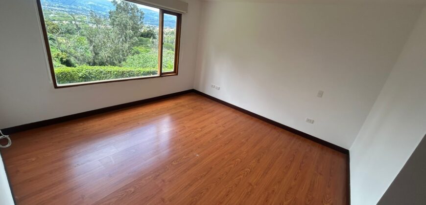 Rento Casa con Piscina, Cuatro Dormitorios, Urb. Privada. Sector Rancho San Francisco