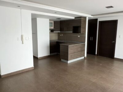 Vendo Suite, un Dormitorio, Parqueadero, Terraza. Sector El Batan