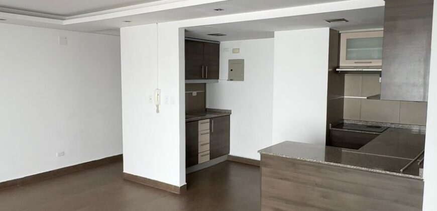 Vendo Suite, un Dormitorio, Parqueadero, Terraza. Sector El Batan