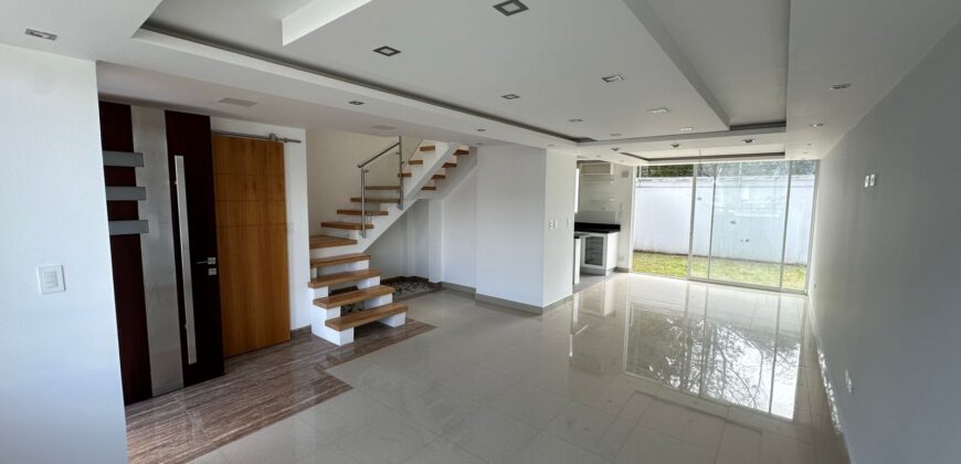 Vendo Casa, A Estrenar, Cuatro Dormitorios, Conjunto Privado. Sector Valle de Los Chillos