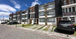 Vendo Casa, A Estrenar, Cuatro Dormitorios, Conjunto Privado. Sector Valle de Los Chillos