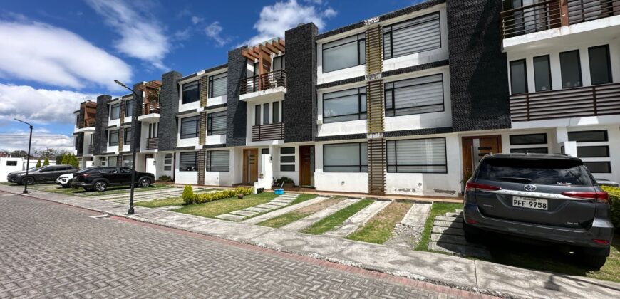 Vendo Casa, A Estrenar, Cuatro Dormitorios, Conjunto Privado. Sector Valle de Los Chillos