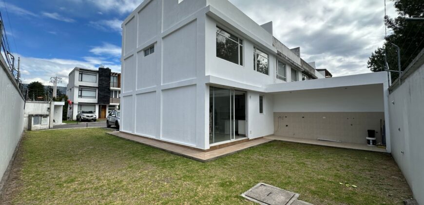 Vendo Casa, A Estrenar, Cuatro Dormitorios, Conjunto Privado. Sector Valle de Los Chillos