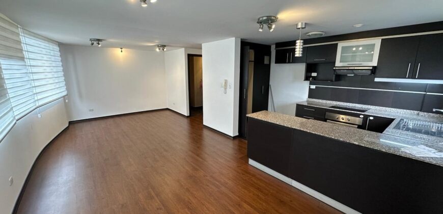 Vendo Departamento, Dos Dormitorios, Tres Baños, Parqueadero. Sector El Batan