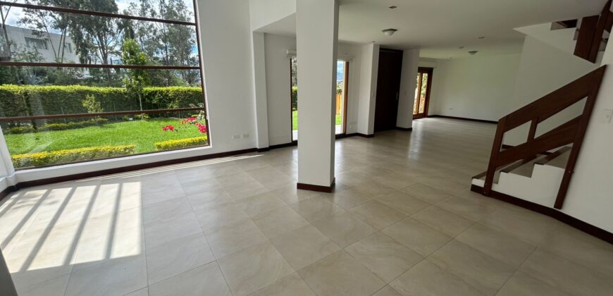 Rento Casa con Piscina, Cuatro Dormitorios, Urb. Privada. Sector Rancho San Francisco