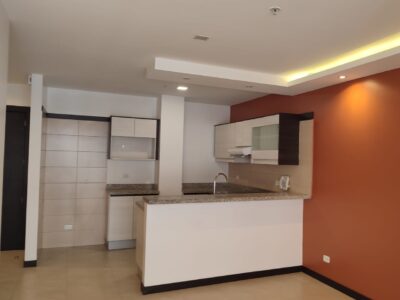 Vendo Suite, con Balcón, Parqueadero, Bodega. Sector 12 de Octubre
