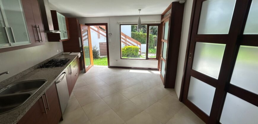 Rento Casa con Piscina, Cuatro Dormitorios, Urb. Privada. Sector Rancho San Francisco