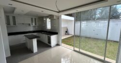 Vendo Casa, A Estrenar, Cuatro Dormitorios, Conjunto Privado. Sector Valle de Los Chillos