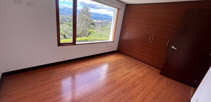 Rento Casa con Piscina, Cuatro Dormitorios, Urb. Privada. Sector Rancho San Francisco