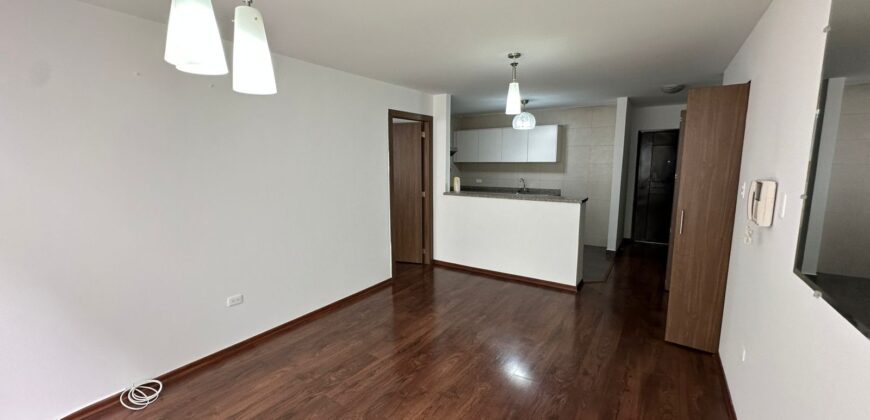 Vendo Suite, un Dormitorio, Terraza, Parqueadero. Sector El Batan