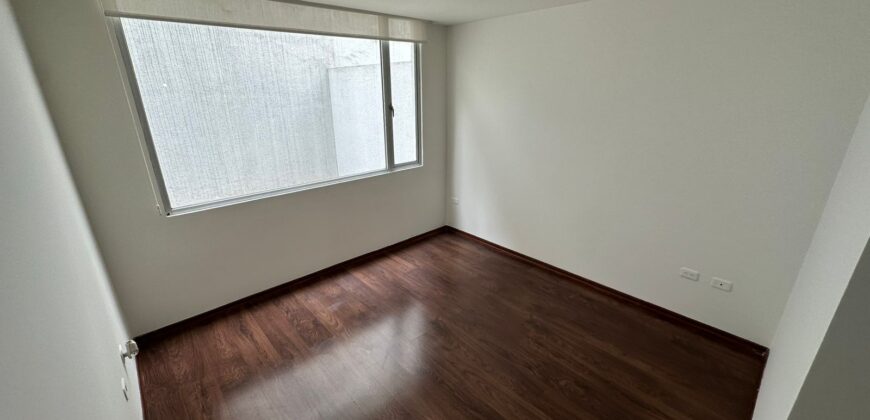 Vendo Suite, un Dormitorio, Terraza, Parqueadero. Sector El Batan