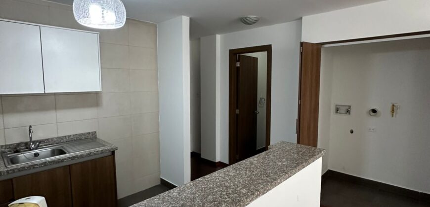 Vendo Suite, un Dormitorio, Terraza, Parqueadero. Sector El Batan