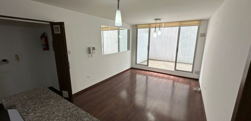 Vendo Suite, un Dormitorio, Terraza, Parqueadero. Sector El Batan