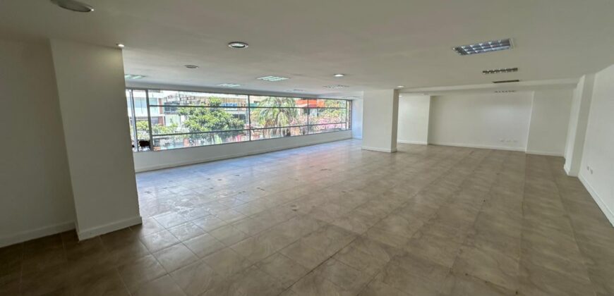 Rento Local/oficina, Sin Amoblar, Parqueaderos. Sector La Carolina