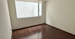 Vendo Suite, un Dormitorio, Terraza, Parqueadero. Sector El Batan