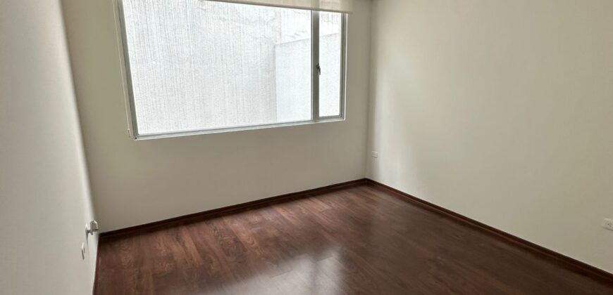 Vendo Suite, un Dormitorio, Terraza, Parqueadero. Sector El Batan