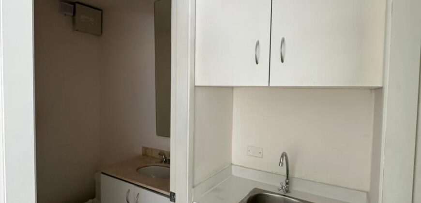 Rento Local/oficina, Sin Amoblar, Parqueaderos. Sector La Carolina