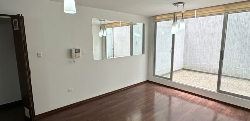 Vendo Suite, un Dormitorio, Terraza, Parqueadero. Sector El Batan