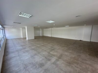 Rento Local/oficina, Sin Amoblar, Parqueaderos. Sector La Carolina