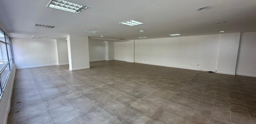 Rento Local/oficina, Sin Amoblar, Parqueaderos. Sector La Carolina