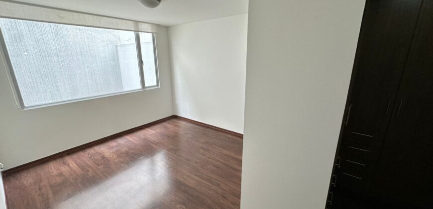 Vendo Suite, un Dormitorio, Terraza, Parqueadero. Sector El Batan