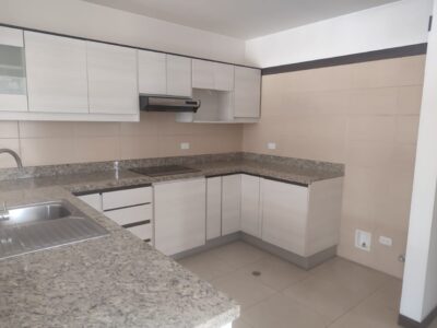 Rento Departamento, Dos Dormitorios, Sin Amoblar, Balcón. Sector 12 de Octubre