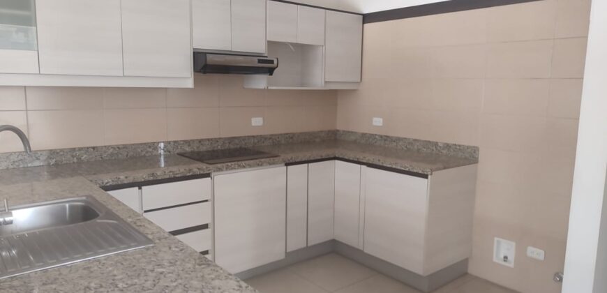 Rento Departamento, Dos Dormitorios, Sin Amoblar, Balcón. Sector 12 de Octubre