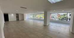 Rento Local/oficina, Sin Amoblar, Parqueaderos. Sector La Carolina