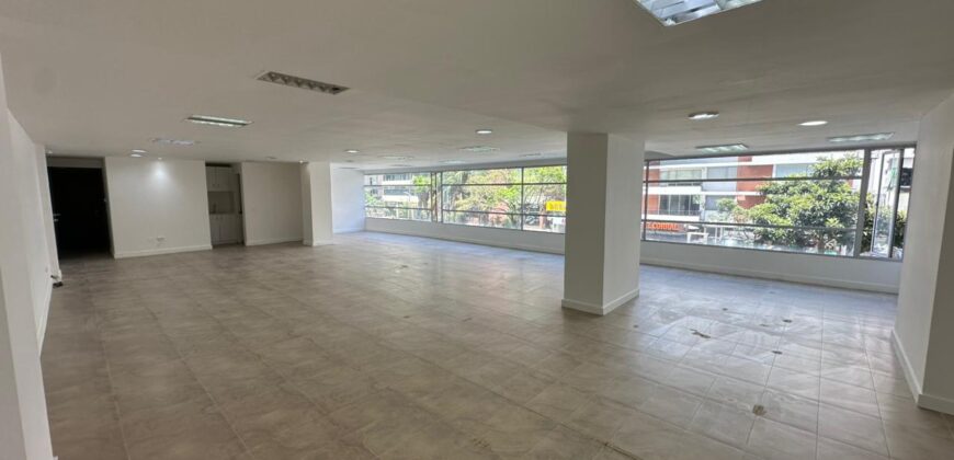 Rento Local/oficina, Sin Amoblar, Parqueaderos. Sector La Carolina