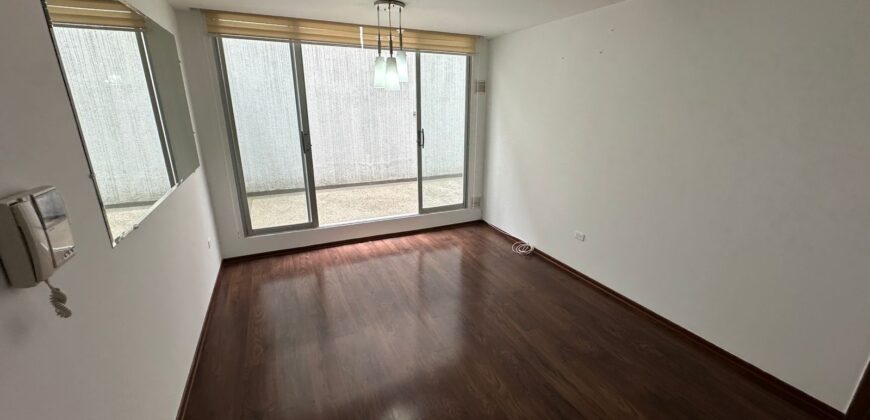 Vendo Suite, un Dormitorio, Terraza, Parqueadero. Sector El Batan