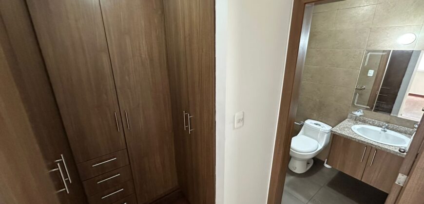 Vendo Suite, un Dormitorio, Terraza, Parqueadero. Sector El Batan