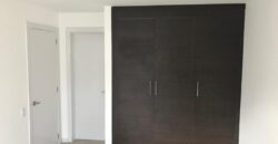 Vendo Suite, un Dormitorio, Parqueadero. Sector La Carolina