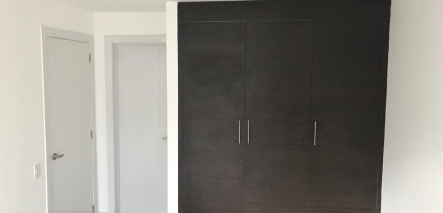 Vendo Suite, un Dormitorio, Parqueadero. Sector La Carolina