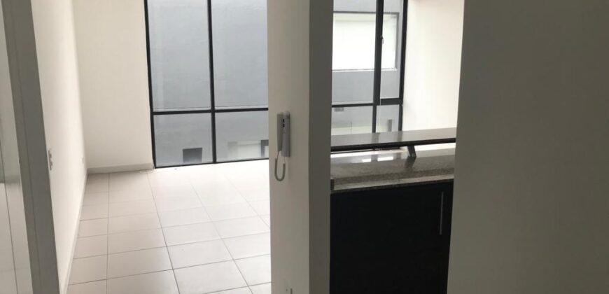 Vendo Suite, un Dormitorio, Parqueadero. Sector La Carolina