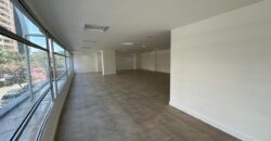 Rento Local/oficina, Sin Amoblar, Parqueaderos. Sector La Carolina