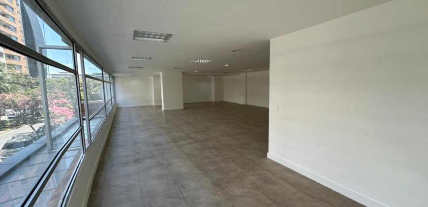 Rento Local/oficina, Sin Amoblar, Parqueaderos. Sector La Carolina