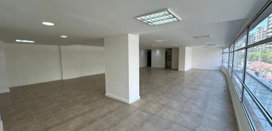 Rento Local/oficina, Sin Amoblar, Parqueaderos. Sector La Carolina