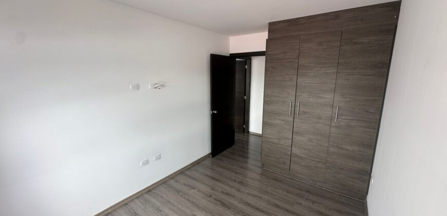 Vendo Departamento, Dos Dormitorios, Parqueadero. Sector La Carolina