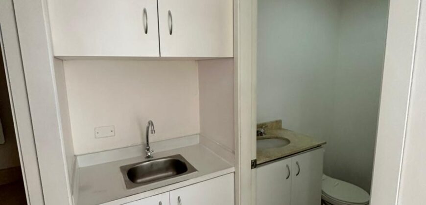 Rento Local/oficina, Sin Amoblar, Parqueaderos. Sector La Carolina