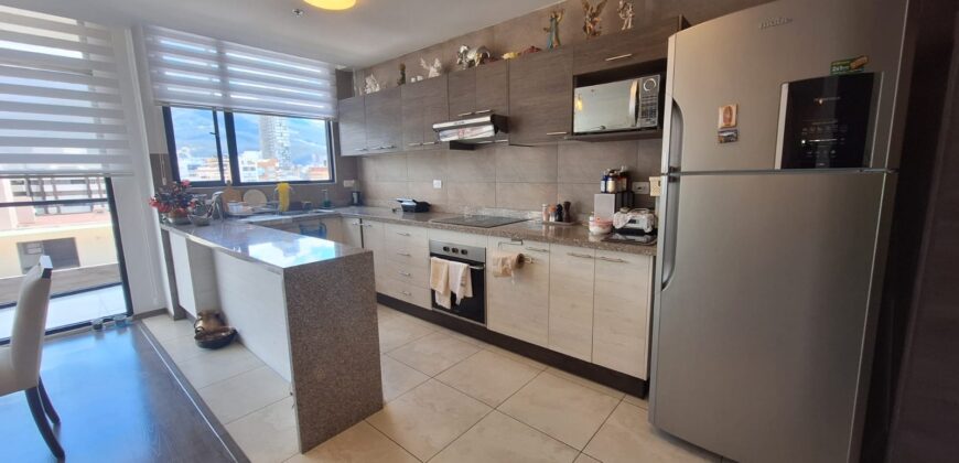 Vendo Departamento, Dos Dormitorios, Balcón, Parqueadero. Sector La Carolina