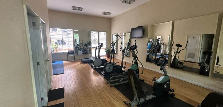Vendo Suite, Amoblada, un Dormitorio, Parqueadero. Sector Gaspar de Villarroel
