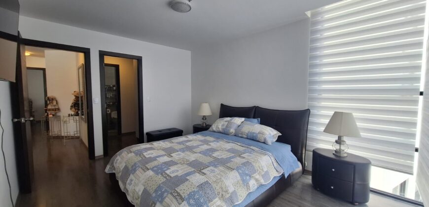 Vendo Departamento, Dos Dormitorios, Balcón, Parqueadero. Sector La Carolina