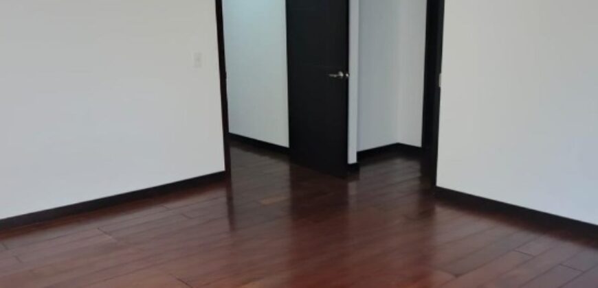 Rento Departamento, Tres Dormitorios, Dos Parqueaderos. Sector La Carolina