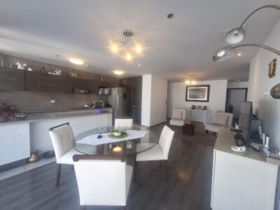Vendo Departamento, Dos Dormitorios, Balcón, Parqueadero. Sector La Carolina