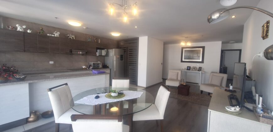 Vendo Departamento, Dos Dormitorios, Balcón, Parqueadero. Sector La Carolina