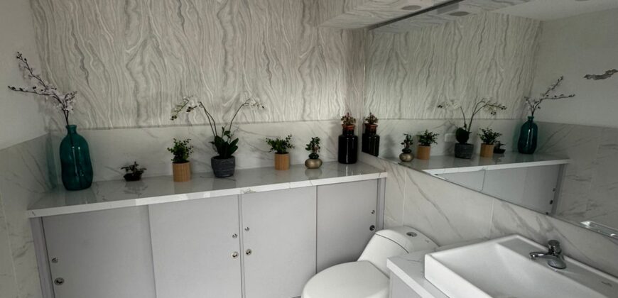 Vendo Suite, Amoblada, un Dormitorio, Parqueadero. Sector Gaspar de Villarroel